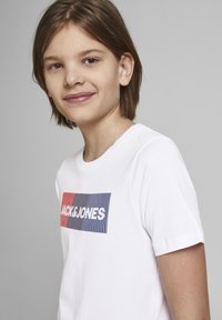 Jack & Jones Junior JJECORP LOGO TEE O-NECK - Marškinėliai su spaudiniu - white