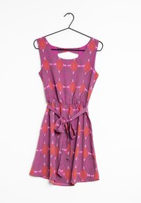 Růžové a fialové vzorované bezrukávové šaty s páskem v pase, se skládaným výstřihem a výřezem na zádech.