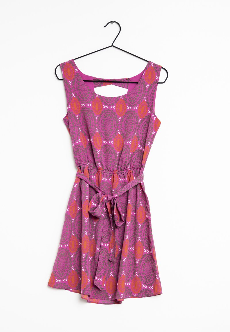 Růžové a fialové vzorované bezrukávové šaty s páskem v pase, se skládaným výstřihem a výřezem na zádech.