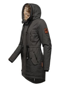 Parka di un grigio scuro con cappuccio foderato in pelliccia, coulisse regolabili in vita e numerose tasche con zip. Presenta un patch sulla manica.