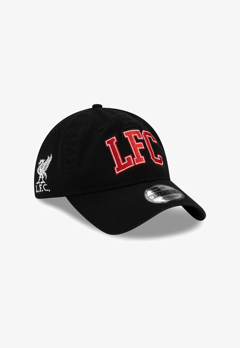 Schwarze Baseballmütze mit roten "LFC"-Buchstaben auf der Vorderseite und weißem Liverbird-Emblem mit "L.F.C." an der Seite, ausgestattet mit einem verstellbaren, gebogenen Schirm.