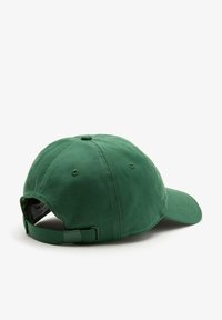 Gorra de béisbol verde de algodón con visera curva, correa ajustable en la parte posterior y detalles de costura sutiles.