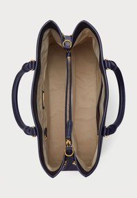 Bolso de mano de cuero navy con una textura suave, doble asas, herrajes en dorado, dos compartimentos y un bolsillo central con cremalleras. El interior es beige.