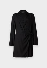 Rochie neagră din material fluid, cu mâneci lungi, guler, cordon în talie și un design cu decolteu adânc în formă de V.