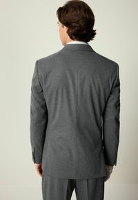 Sacou dintr-un gri închis, croi ajustat, cu rever standard, două fante la spate și mansete cu nasturi. Textură netedă, design minimalist.