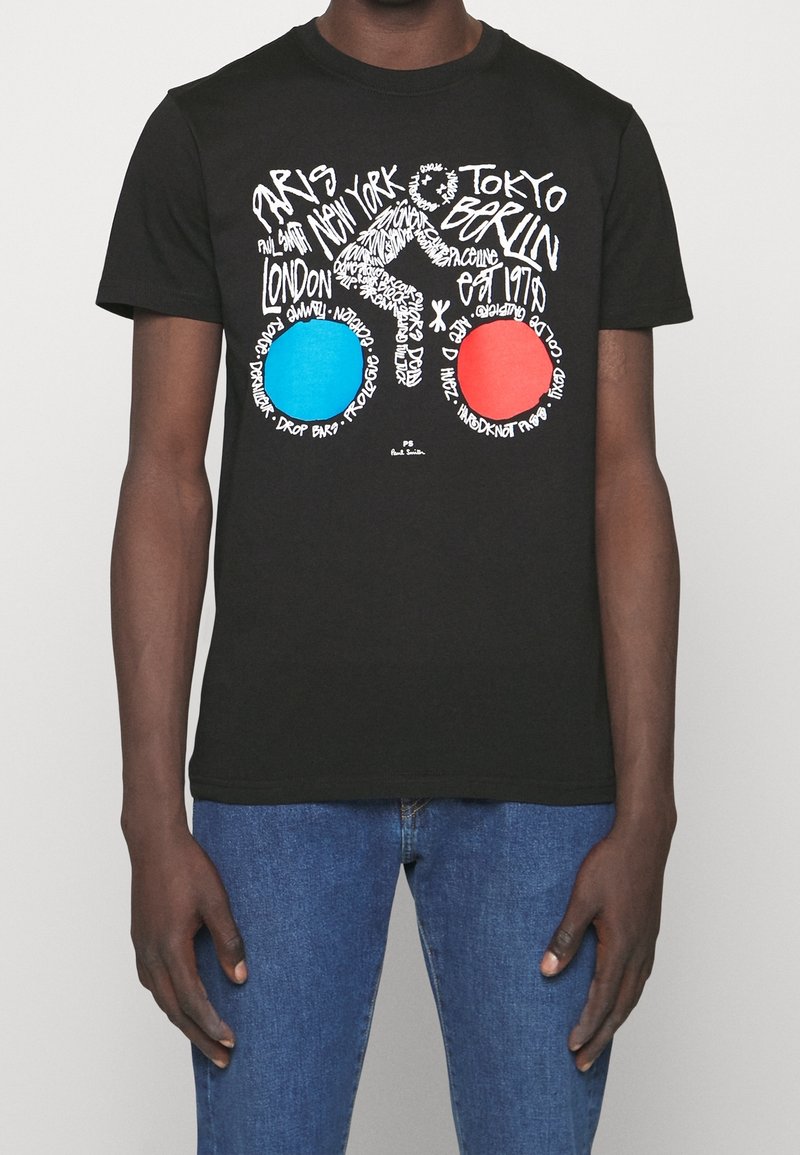 T-shirt noir avec un texte blanc formant la silhouette d’un cycliste et de grandes roues de vélo bleu et rouge composées de cercles pleins.