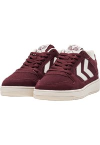Burgunderfarbene Sneakers aus Wildleder mit weißen Akzenten. Sie verfügen über eine flache Sohle und durchbrochene Details an der Zehenpartie. Klassisches Low-Top-Design.
