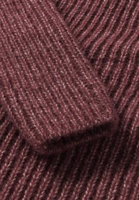 Burgunderfarbener gerippter Strickstoff mit weicher Textur, der erhabene vertikale Linien und einen leichten Glanz aufweist. Ideal für warme Bekleidung oder Accessoires.