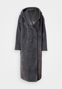 Dlhý tmavosivý kabát s umelou kožušinou, ktorý má kapucňu a hladlý, kontrastný golier. Zapínanie na jeden gombík a zúžené rukávy.