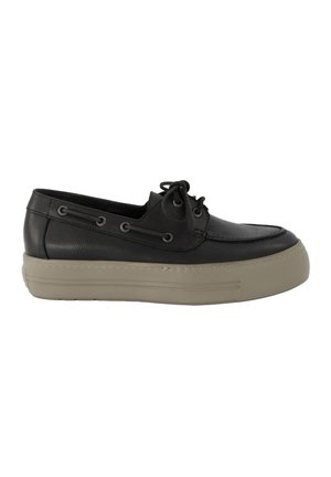 Schwarzer Lederbootschuh mit dicker beigefarbener Gummisohle und Schnürdetail an den Seiten und oben.