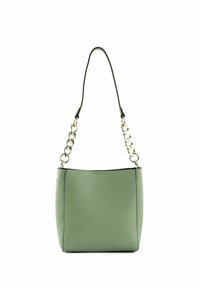 Sac à main en cuir lisse vert avec de larges maillons de chaîne en argent reliant une bandoulière en cuir, debout sur fond blanc.