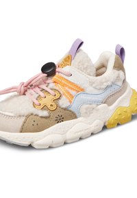 Dětské tenisky z béžové, modré a žluté semišové kůže, s fleecovou podšívkou, růžovými elastickými tkaničkami s černým zámkem a strukturovanou bílou podrážkou.