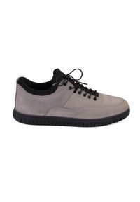 Hellgraue Wildledersneaker mit schwarzer Gummisohle, abgerundeter Zehenform und schwarzen Akzenten; verfügen über traditionelle Schnürung und einen gepolsterten Schaft.