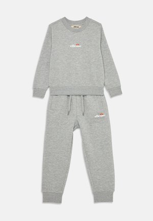Conjunto de sudadera y pantalones grises, elaborado en tejido suave, con cuello redondo, puños elásticos, cintura con cordón y un pequeño logo en el pecho y la pierna.