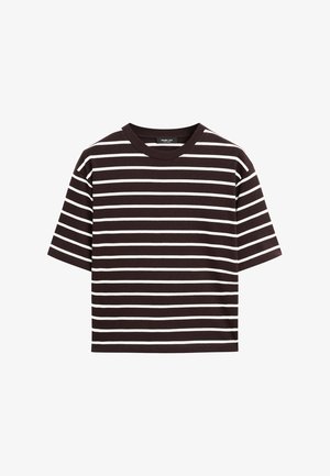 Brązowa koszulka z krótkim rękawem w białe poziome paski, wykonana z miękkiego materiału. Klasyczny dekolt w serek, luźny krój i bez dodatkowych wzorów.