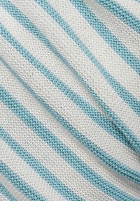 Katoenen stof met afwisselend witte en lichtblauwe strepen, met een gestructureerd breipatroon dat een ontspannen, casual uitstraling geeft.