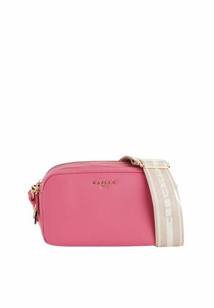 Borsa a tracolla rosa con una texture liscia, hardware dorato e una tracolla a strisce color crema chiaro con lettering. Forma rettangolare.