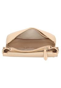 Béžová kožená kabelka s otevřeným vnitřkem, vybavená kapsou na zip a hladkou texturou. Jednoduchý, strukturovaný design bez vzorů.