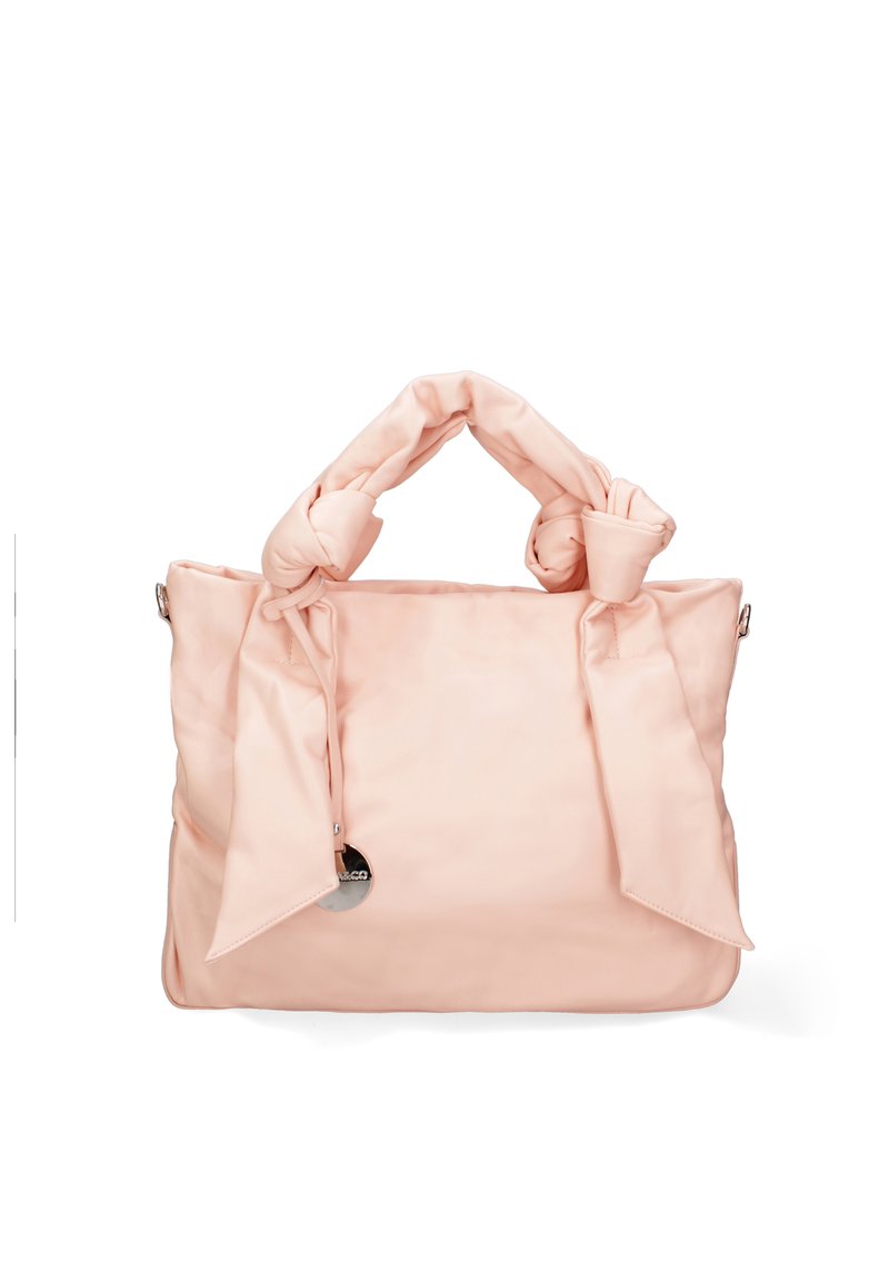 Borsa a mano in satin pesca con manici doppi annodati, texture liscia, chiusura con zip e un'etichetta metallica tonda attaccata su un lato.