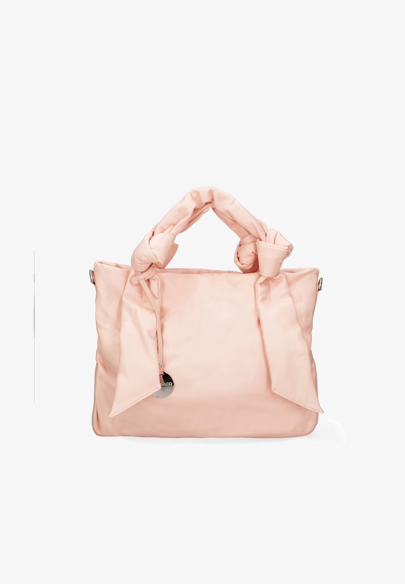 Borsa a mano in satin pesca con manici doppi annodati, texture liscia, chiusura con zip e un'etichetta metallica tonda attaccata su un lato.