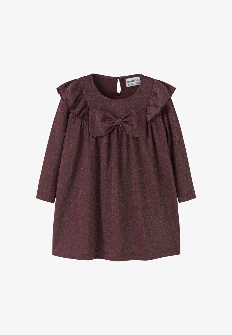 Weinrotes Kleid mit langen Ärmeln, strukturierter Stoff mit subtilem Schimmer, geraffte Schulterakzente und eine Schleifendetail am Taillenbereich.