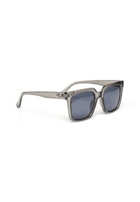 Lunettes de soleil en plastique gris avec des verres teintés foncés, de forme carrée, avec des montures épaisses et des accents géométriques subtils sur les côtés. Idéales pour protéger du soleil.