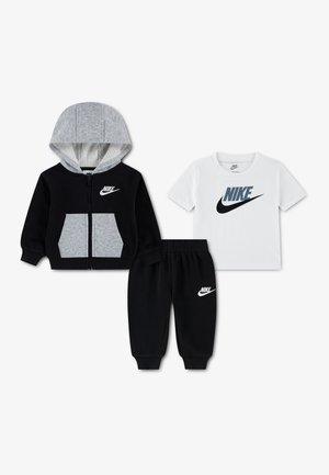 Veste à capuche zippée noire et grise, pantalon noir à taille élastique et T-shirt blanc à manches courtes avec logos Nike.