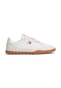 Λευκό sneaker χαμηλού τύπου με λάστιχο, κόκκινα και λευκά κορδόνια και μικρό λογότυπο Tommy Hilfiger στο πλάι.