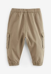 Pantalon cargo kaki avec une taille élastique, deux poches latérales et des poignets élastiques aux chevilles ; le tissu a une texture lisse et légère.