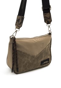 Borsa a spalla beige con base in similpelle texturizzata, materiale superiore liscio, dettaglio di cucitura diagonale e tracolla decorata con motivo e hardware metallico.