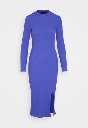 Rippendes Midi-Kleid mit langen Ärmeln in leuchtendem Blau, mit rundem Ausschnitt und einem seitlichen Schlitz in der Nähe des Saums für zusätzlichen Detail.