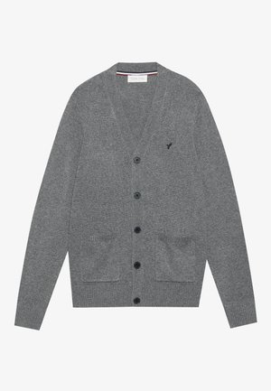 Grå strikket cardigan med v-udskæring, fem sorte knapper, to frontlommer og et lille logo på venstre side. Fremstillet af blødt stof.