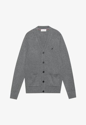 Grå strikket cardigan med v-udskæring, fem sorte knapper, to frontlommer og et lille logo på venstre side. Fremstillet af blødt stof.
