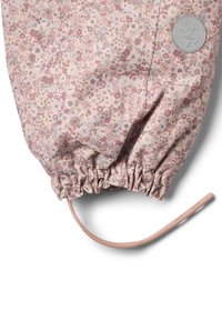 Gėlėmis margintas audinys rožinės ir kreminės spalvų atspalviais su surinktu rankogaliu. Minkšta tekstūra ir apvali pilka logotipas. Prie jo pritvirtinta reguliuojama dirželė.