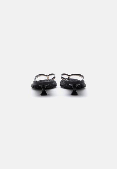 Paire de sandales noires à talons fins avec semelles texturées, vues de dos sur un fond blanc uni.