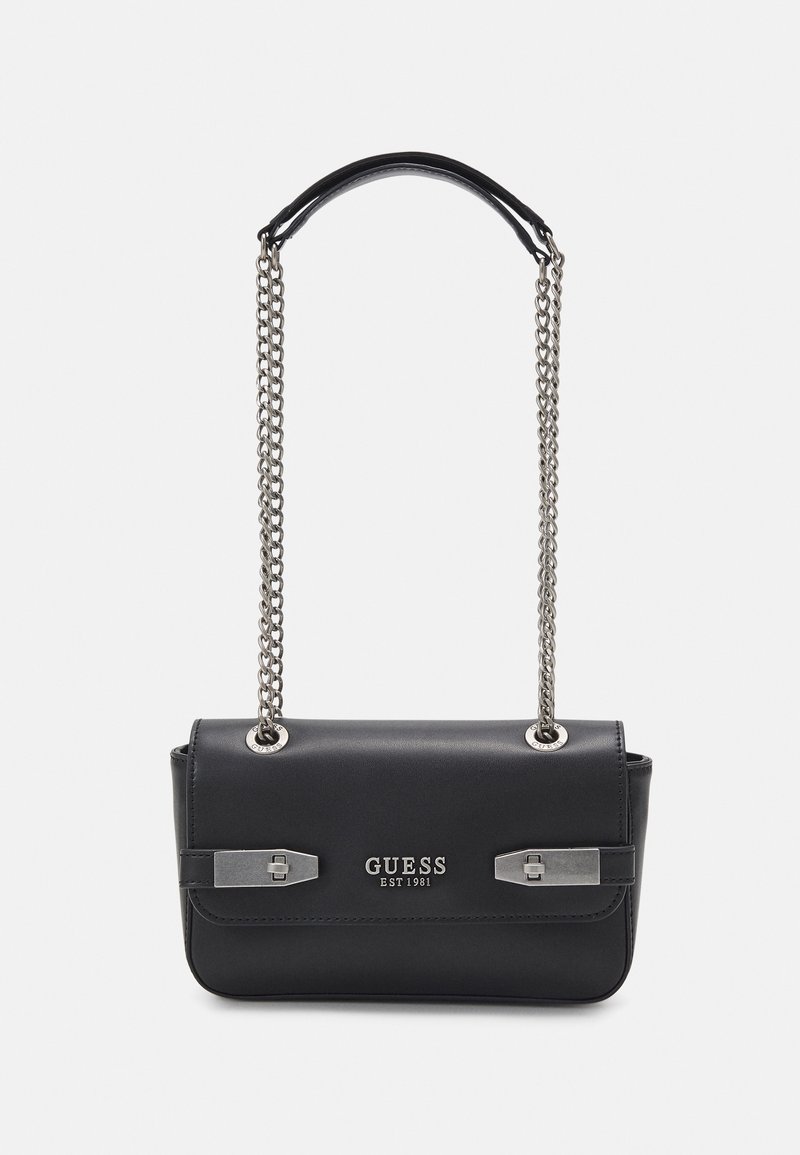 Sac bandoulière en cuir noir Guess avec une sangle chaîne argentée, des détails de boucles métalliques et le logo "GUESS EST 1981" sur le rabat.