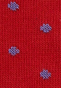 Tessuto rosso a maglia con piccoli motivi a diamante blu, distribuiti uniformemente.