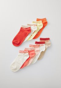 Sett med seks anklsokker i forskjellige farger: oransje, gul, rød, rosa, hvit og beige, med kontrastmerke på mansjettene.