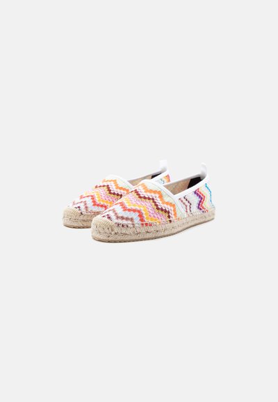 Paire d'espadrilles à enfiler avec des motifs zigzag multicolores et des semelles en jute tressé sur fond blanc.