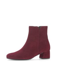 Botte de cheville en suede bordeaux avec un bout arrondi, un petit talon carré et un design épuré avec une subtile fente à l'avant.