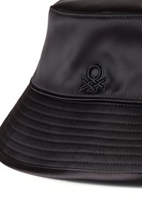 Černý kšiltovka z hladkého nylonu se strukturálním krempou a vertikálním žebrovaným vzorem. Má vyšívané logo na přední straně.