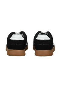 Schwarze und weiße Sneaker aus Wildleder und synthetischen Materialien, mit einer Gummisohle, einem zweifarbigen Obermaterial und Branding an der Ferse.