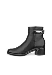 Stivale ankle in pelle nera con punta arrotondata, tacco a blocco largo e una cinghia elegante con un accento argentato. Texture liscia e design minimal.