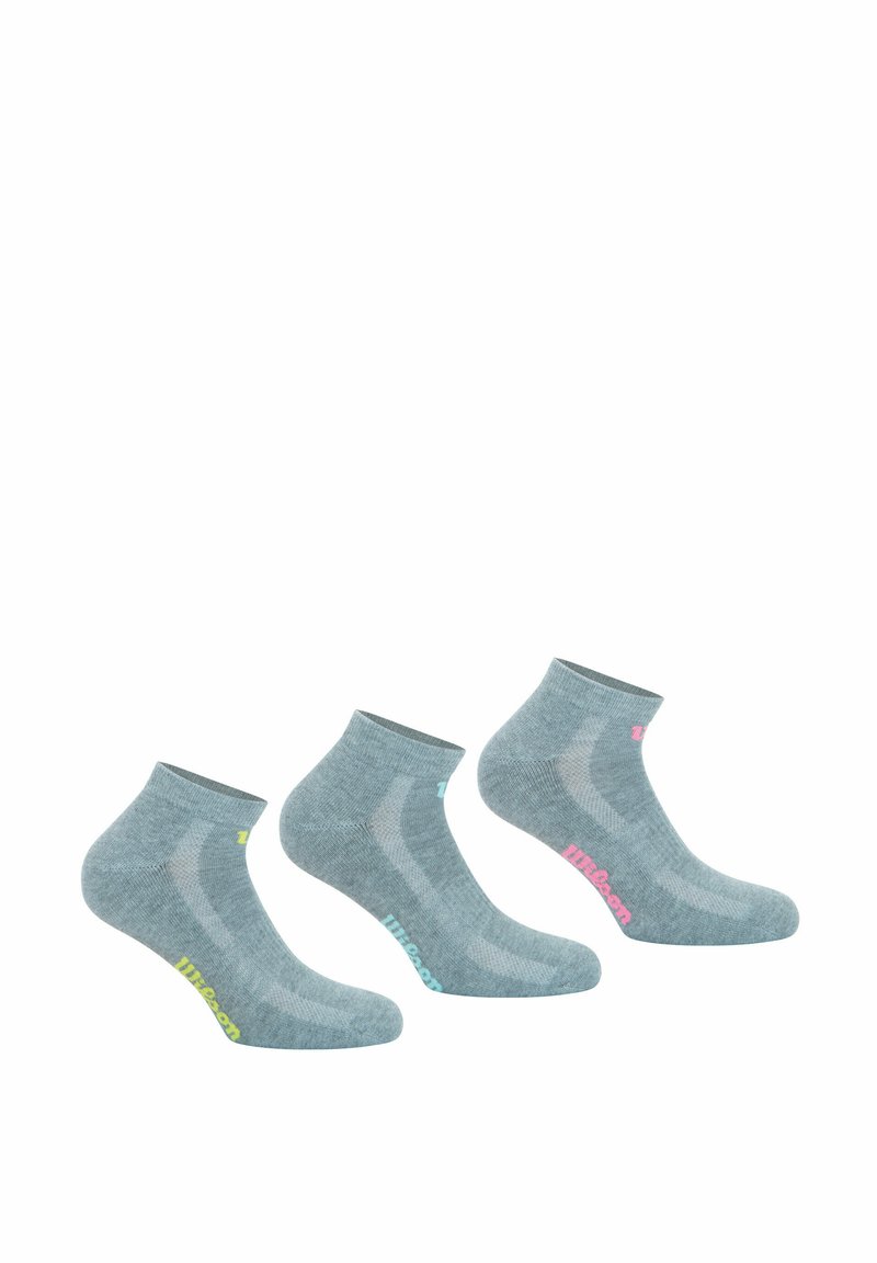Chaussettes de cheville grises avec une bordure côtelée. Chacune arbore un logo coloré : jaune, bleu et rose. Texture douce et design ajusté pour le confort.
