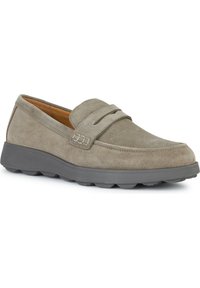 Scarpe slip-on in suede grigio con punta arrotondata e una fascia decorativa cucita nella parte anteriore, dotate di suola in gomma testurizzata.