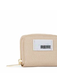 Beige textuur, ritsportemonnee gemaakt van duurzaam materiaal, met een duidelijk label waarop "RE NEW VITA" in het zwart gedrukt staat, en gouden hardware accenten.