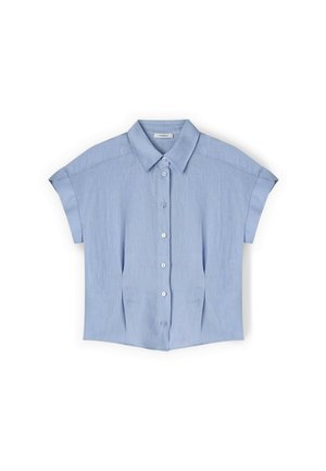 Camisa azul clara de manga corta con botones, cuello y corte holgado, mostrada extendida sobre fondo blanco.