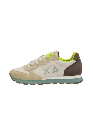 Hellbeiger und brauner Sneaker mit grünen Schnürsenkeln, grünem Innenfutter und grünem Sohlenakzent, zeigt ein gekreuztes und dreieckiges Logo an der Seite.