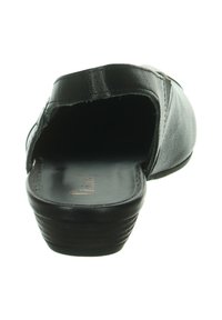 Schwarzer Leder Slingback-Schuh mit runder Spitze, strukturiertem Obermaterial und gestapeltem Absatz. Das Innere verfügt über glattes Material. Keine sichtbaren Beschläge.