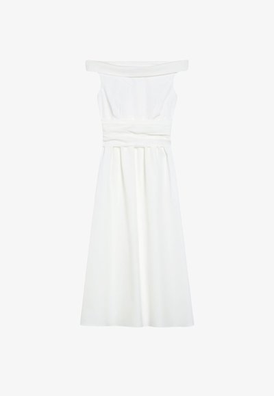 Vit off-shoulder klänning med figursydd överdel, lutar midja och svängande kjol. Slätt tyg utan synliga mönster eller hårdvara.